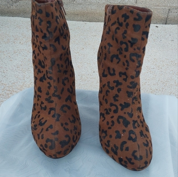 CHARLES Albert leopard print high heel booties size 7.5 - Picture 4 of 8